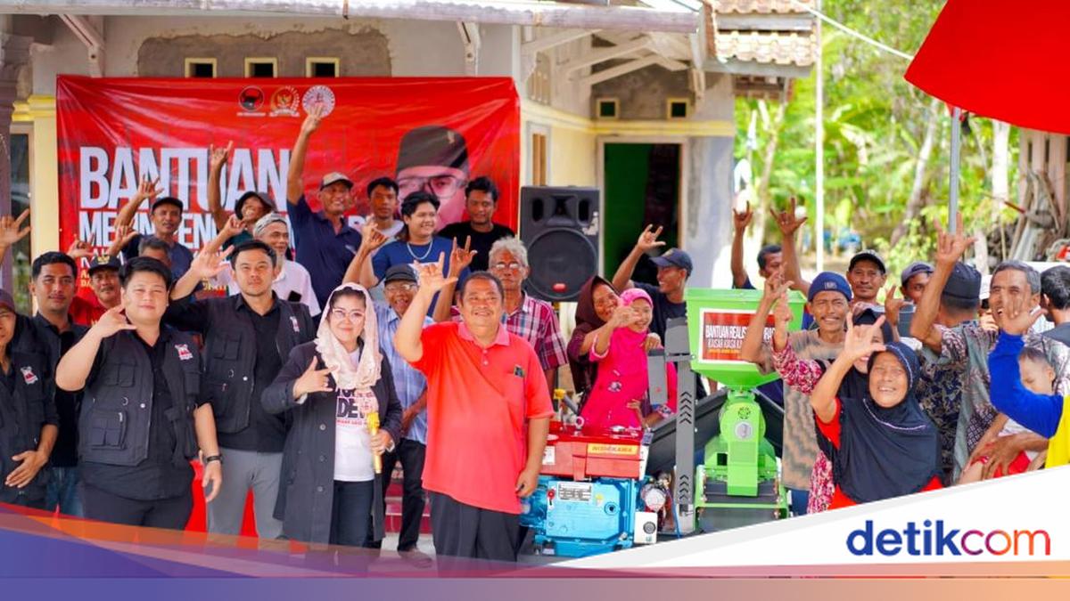 Anggota DPR Kaisar Kiasa Serahkan Alat Penggiling Padi ke Petani Cilacap