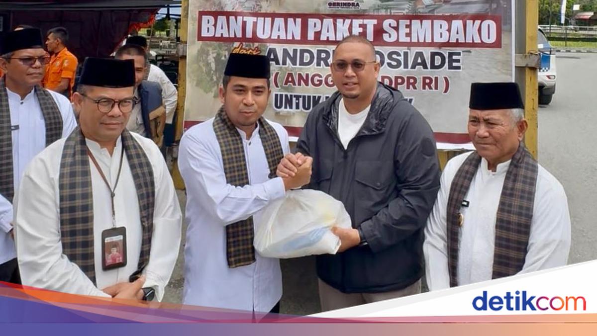 Andre Rosiade Serahkan 1.500 Paket Sembako untuk Korban Banjir di Solok