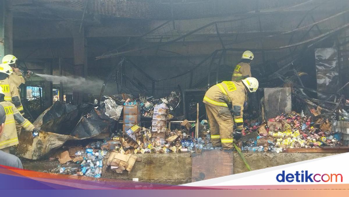 Damkar Sisir Sisa Api Kebakaran di Kios Pasar Induk Kramat Jati