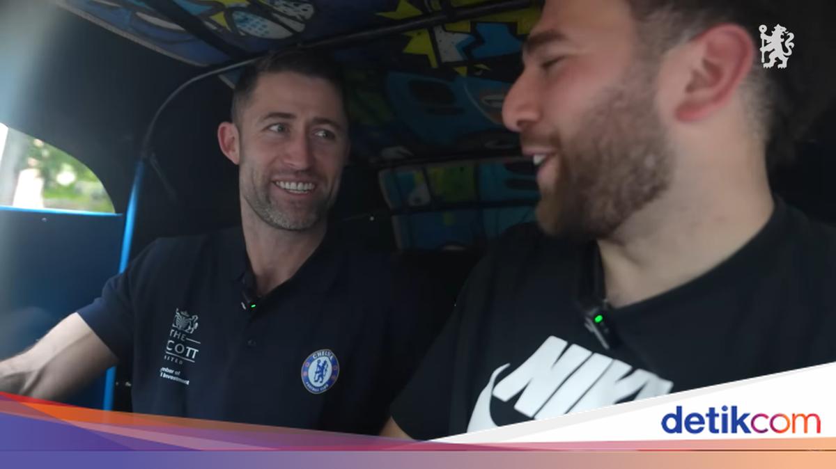 Legenda Chelsea Gary Cahill Blusukan di Jakarta Naik Bajaj
