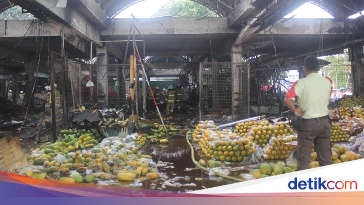 Total 350 Kios Buah Terbakar di Pasar Induk Kramat Jati