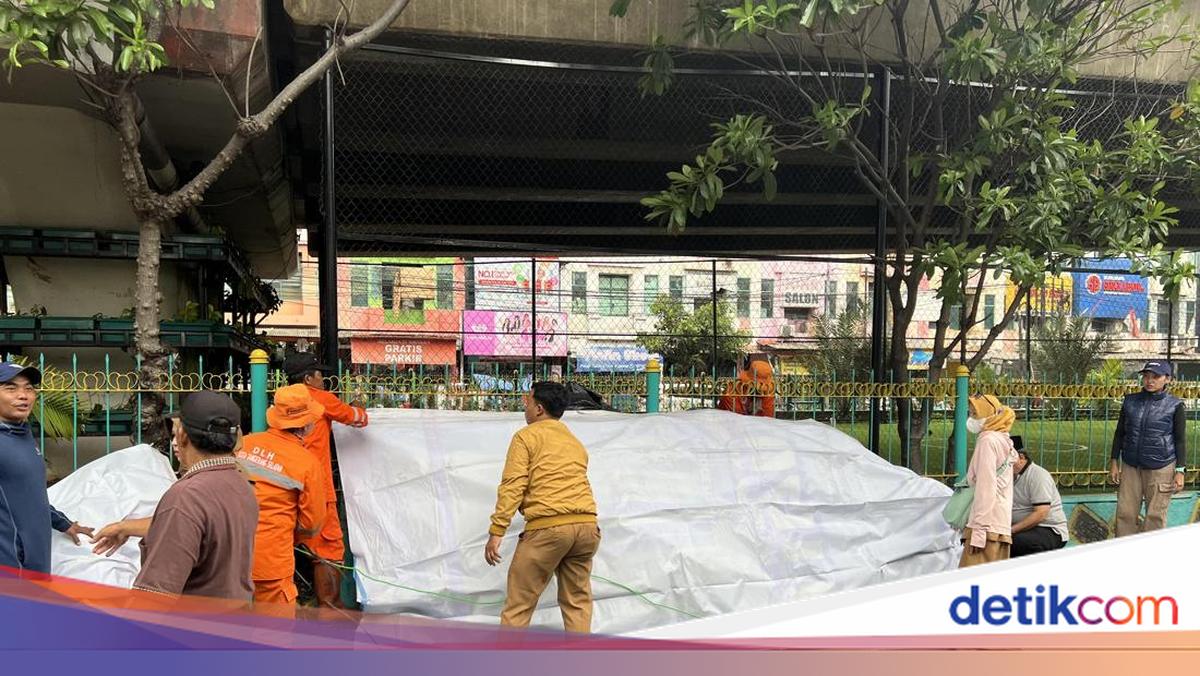 Warga Minta Sampah Numpuk di Ciputat Diangkut, Bukan Cuma Ditutup Terpal