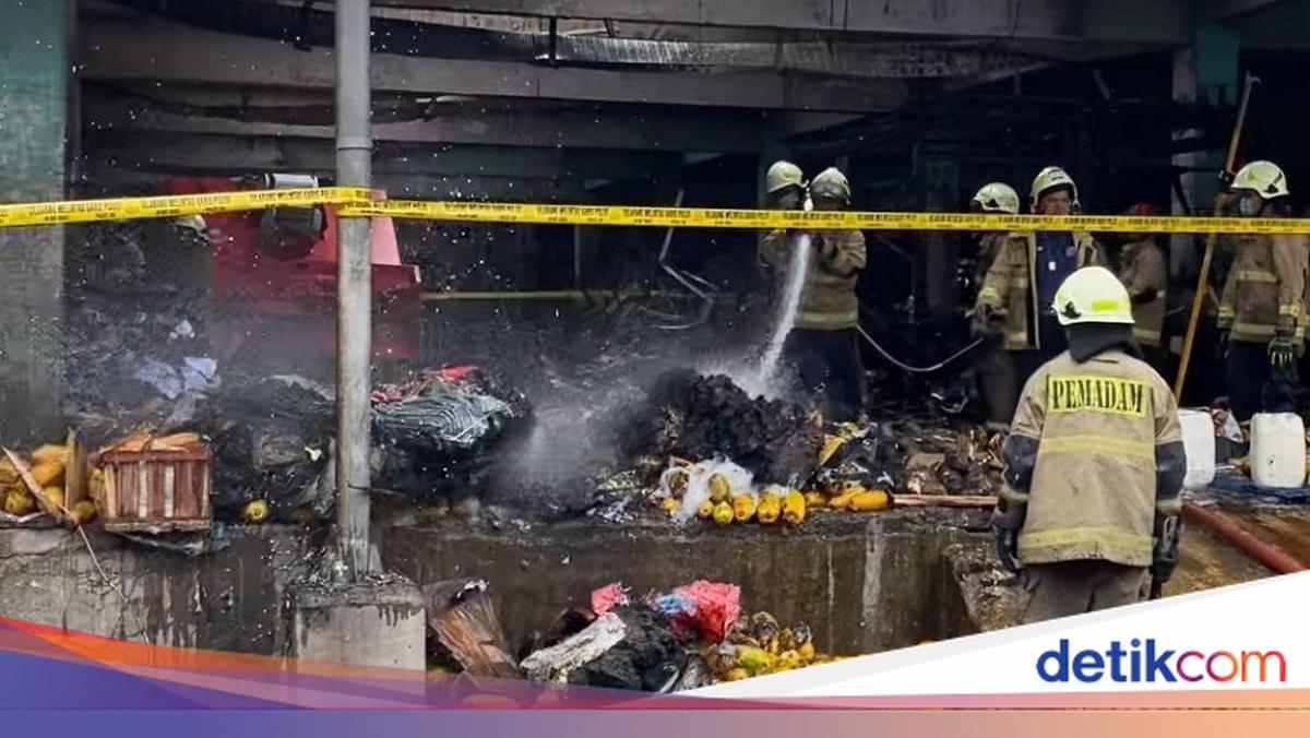 2 Robot Damkar Dikerahkan Padamkan Api di Pasar Induk Kramat Jati