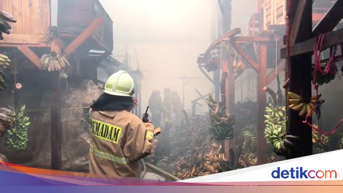 Total 350 Kios Hangus Terbakar di Pasar Induk Kramat Jati, Kerugian Rp 10 M