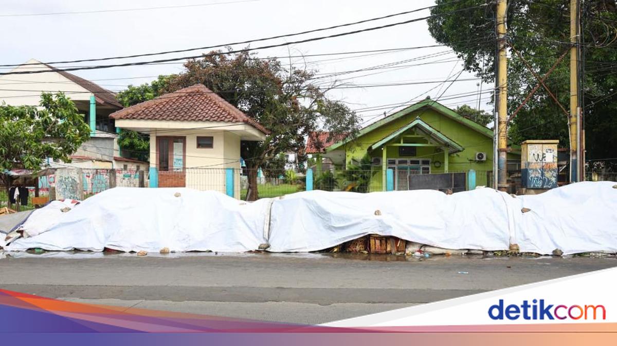Pemkot Tangsel Tutup Sampah di Ciputat dan Serpong dengan Terpal Agar Tak Bau