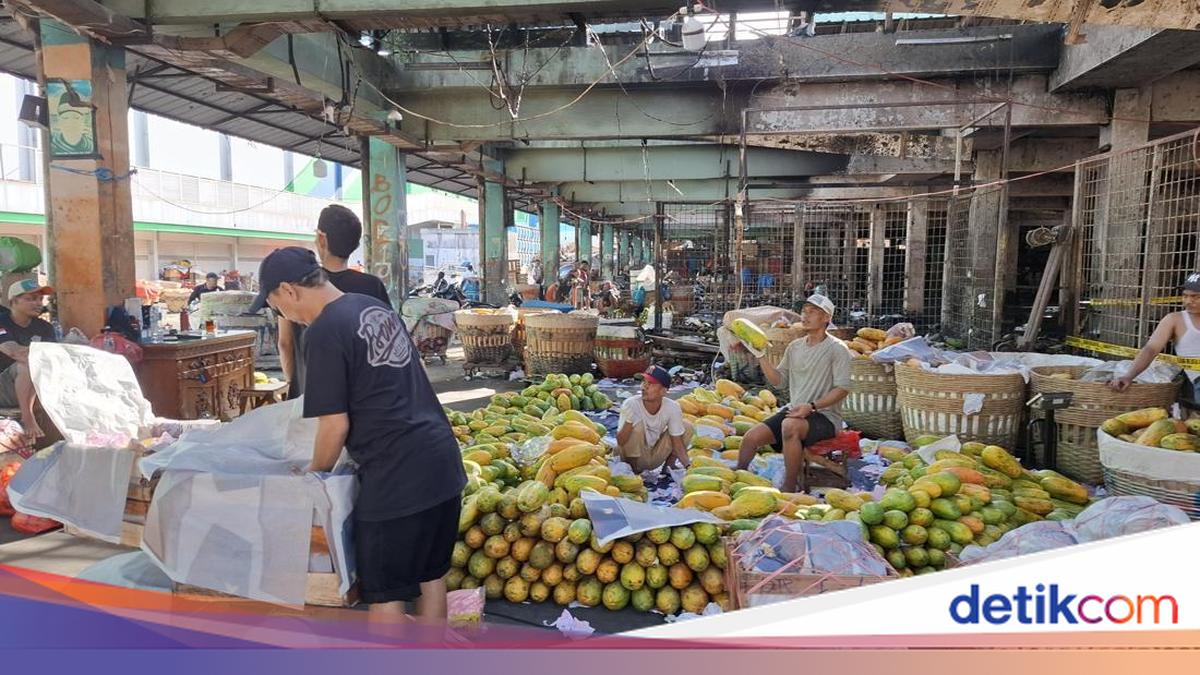 Pedagang Jualan Lagi di Pasar Induk Kramat Jati Meski Kios Hangus