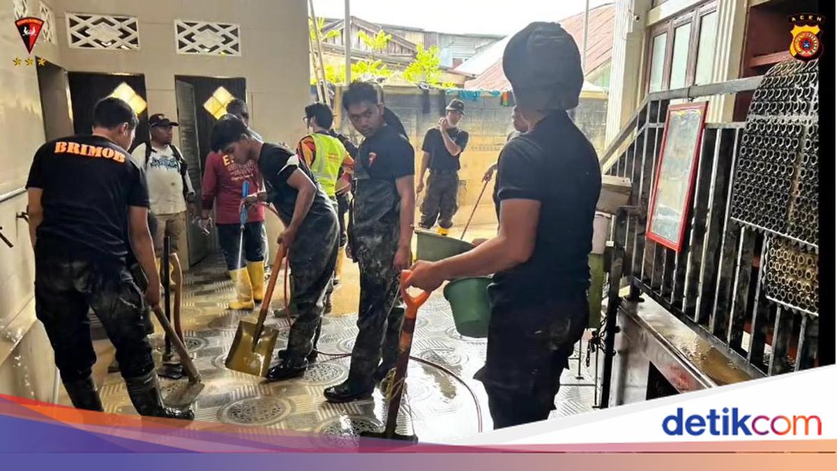 Aksi Polisi Bersihkan Masjid Raya Al'Furqan Aceh Tamiang, Warga Kini Bisa Salat