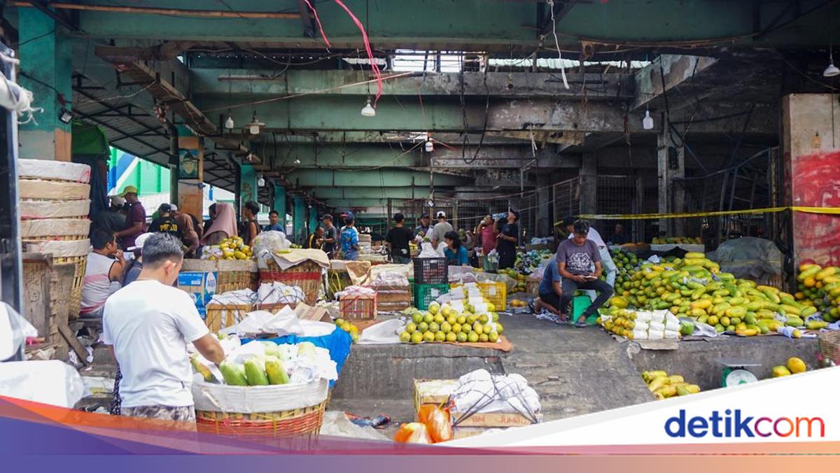 Pedagang Pasar Kramat Jati Terdampak Kebakaran Jualan di Kios Sementara