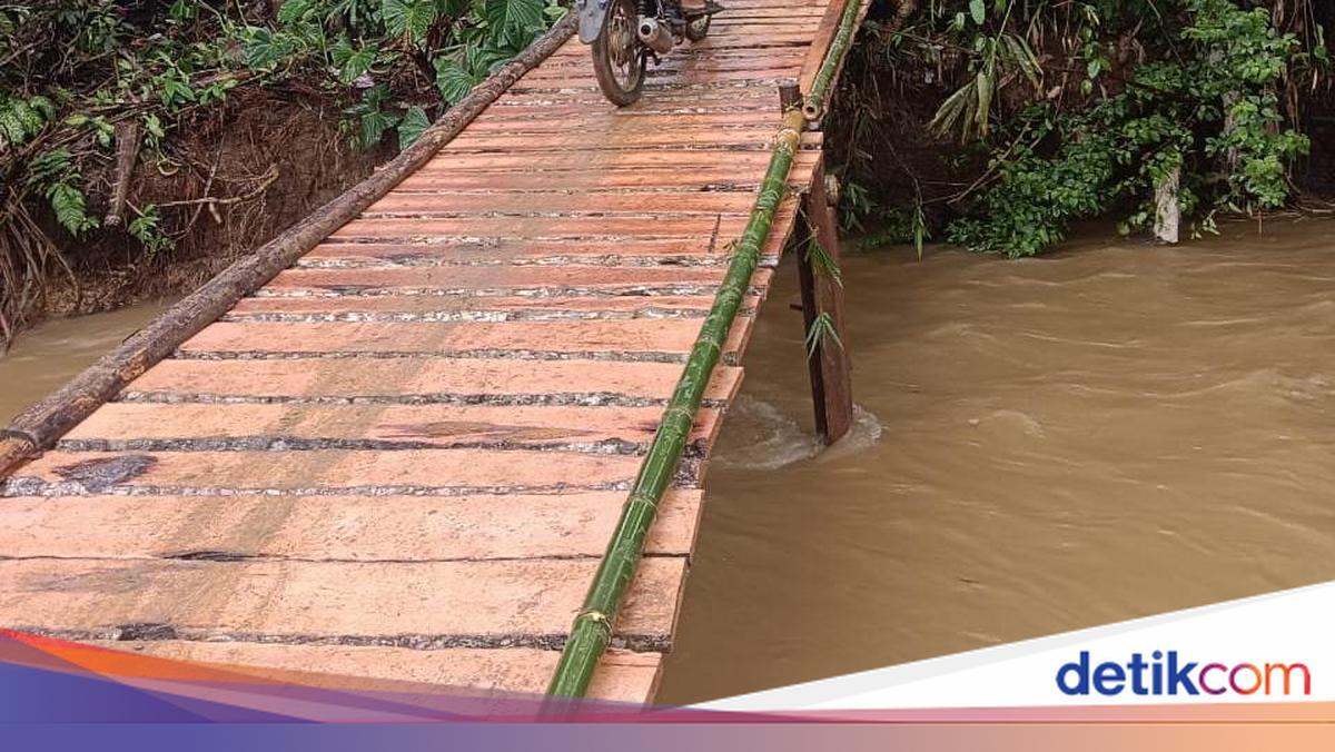 Jembatan di Pandeglang Ambruk Belum Diperbaiki, Warga Bikin Jembatan Sementara
