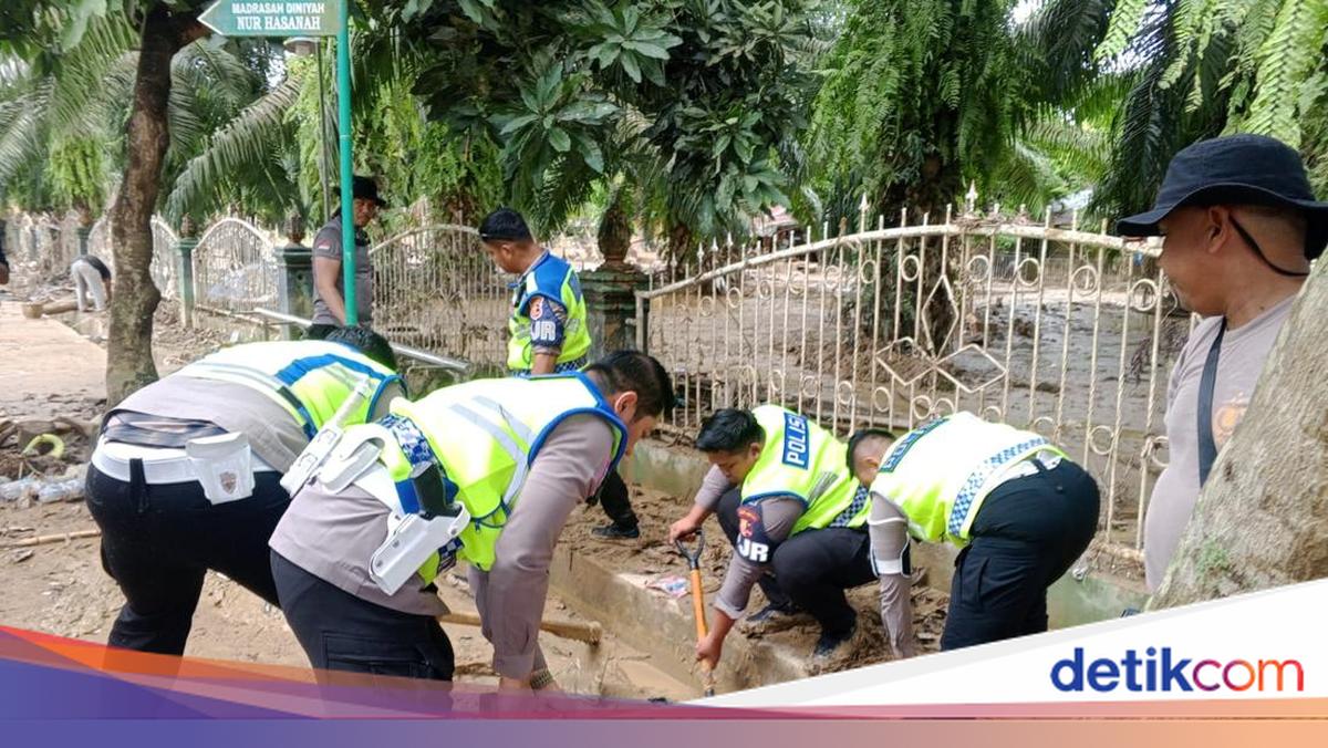 Personel Korlantas Singkirkan Lumpur di Masjid Aceh Tamiang, Kompak Bantu Masyarakat
