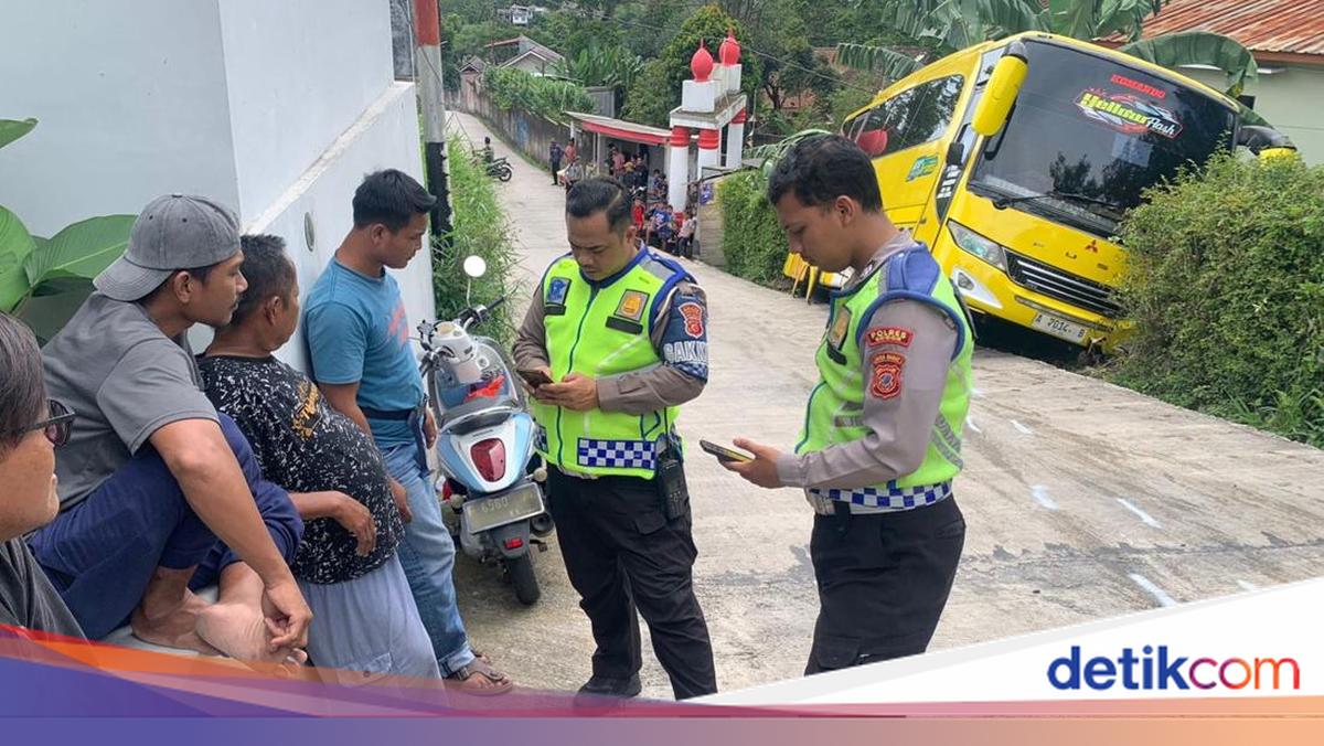 Gagal Nanjak, Bus Angkut Puluhan Santri Asal Depok Terperosok di Puncak