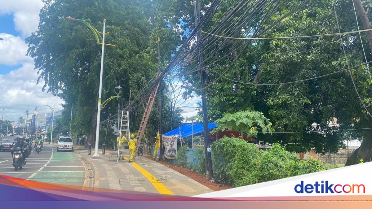 Kabel yang Menjuntai sampai Tiang Miring di Tebet Jaksel Mulai Dirapikan