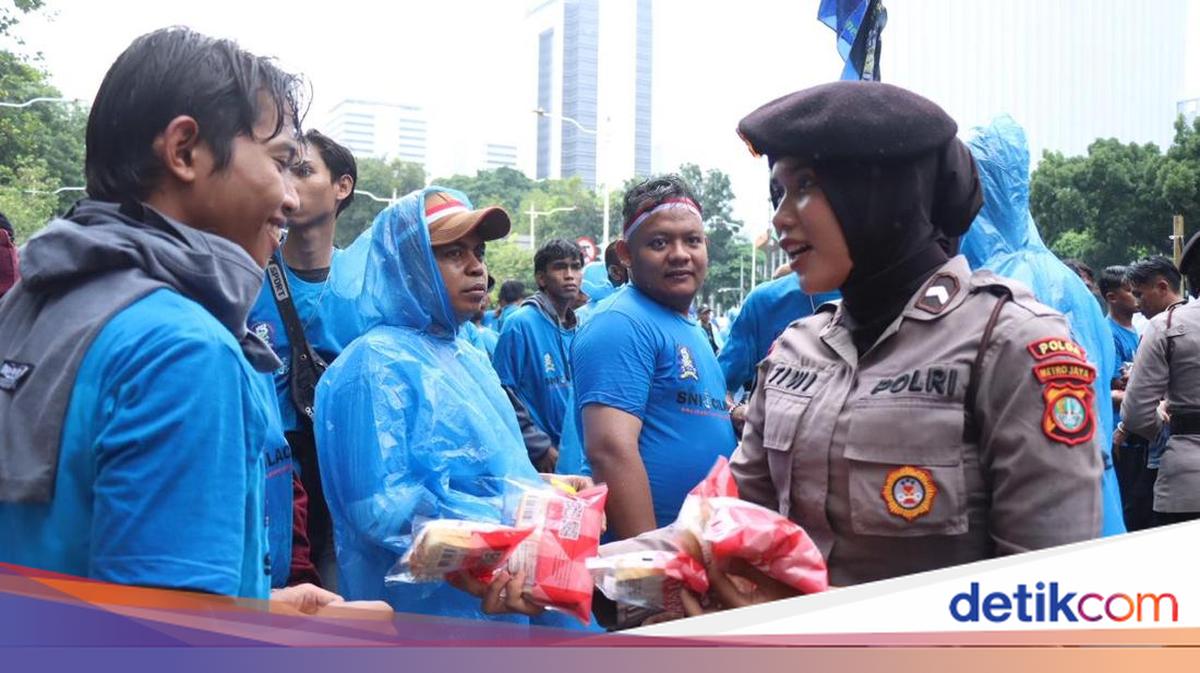 Aksi Nelayan di Monas Diguyur Hujan, Polwan Bagikan Roti dan Air Mineral