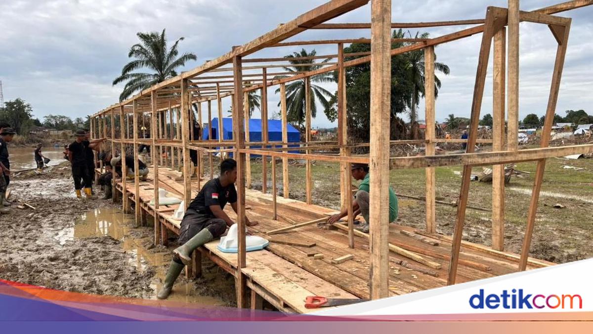 Brimob Bangun MCK Umum untuk Korban Bencana di Kuala Simpang Aceh