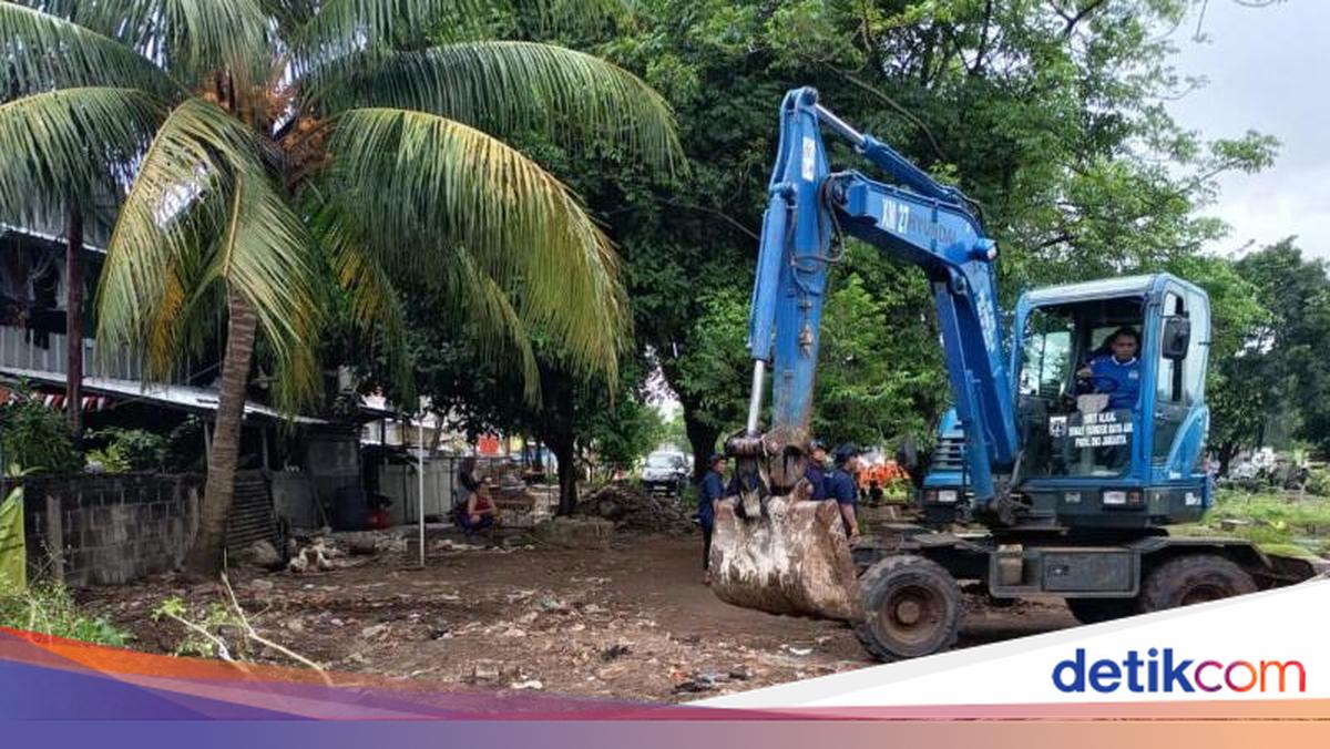 Penertiban Bangli di TPU Rawa Bunga, Bengkel-Kandang Unggas Dibongkar