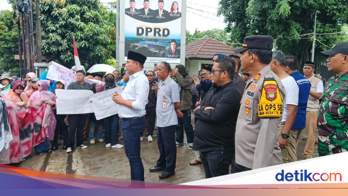 DPRD Tangsel Digeruduk Warga Buntut Polemik Tumpukan Sampah