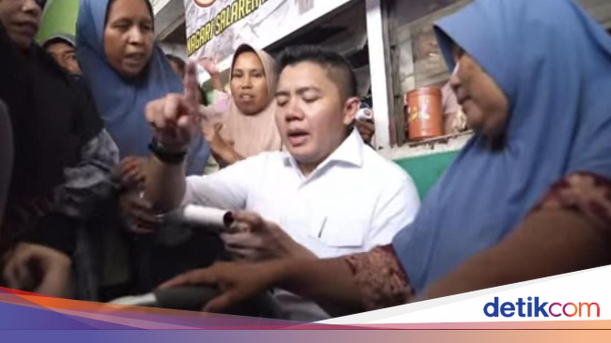 Momen Seskab Teddy Dengar dan Catat Keluhan Ibu-ibu Pengungsi di Agam