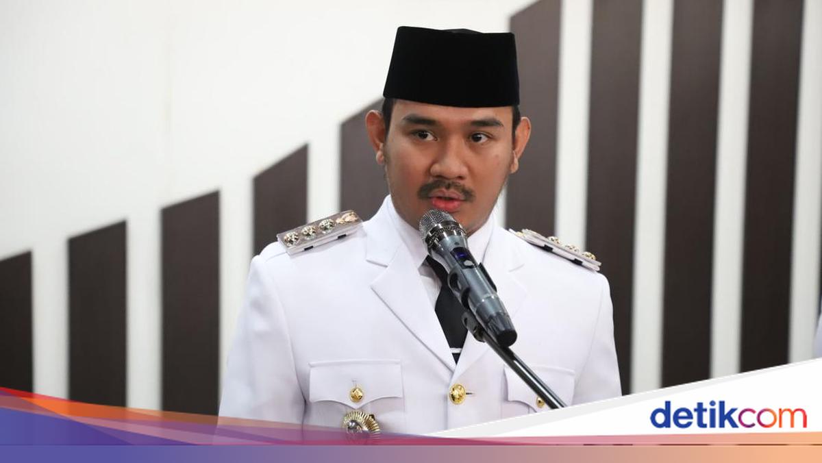Beredar penampakan rumah diduga milik Bupati Bekasi Ade Kuswara Kunang, tersangka OTT KPK, di media sosial. Rumah itu disebut mirip klaster pribadi yang mewah. Begini penampakannya:

via @detik_properti