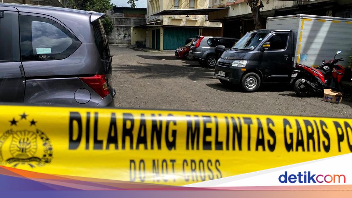 Tim Jibom Tangani Benda Diduga Bahan Peledak Depan Ruko di Bandung