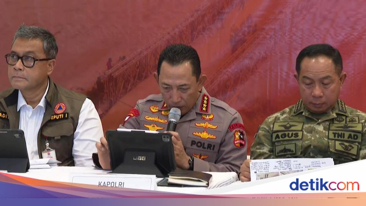 Jelang Natal, Kapolri Kerahkan Personel Bersihkan Gereja Terdampak Bencana Sumut