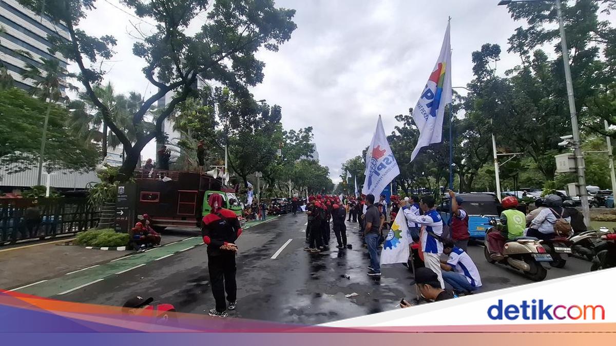 Buruh Demo Balkot Jakarta soal UMP, Lalin Jalan Medan Merdeka Selatan Macet