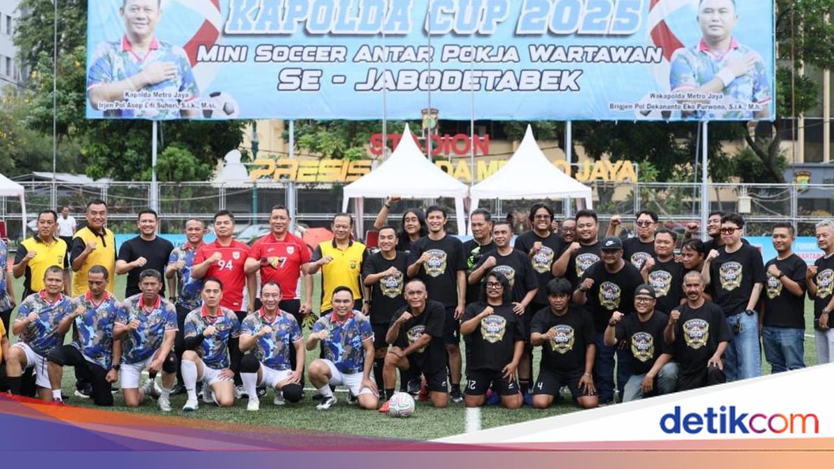 Sinergi Lewat Bola, Kapolda Metro dan Wartawan Tanding di Stadion Presisi