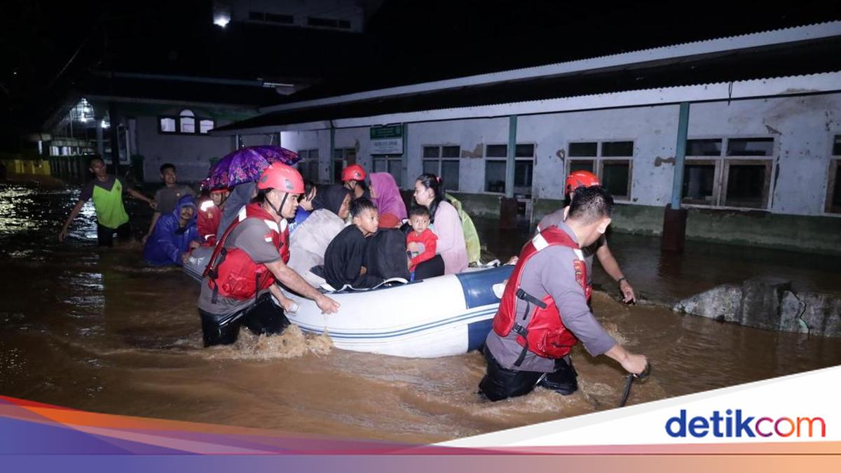 40 Orang Korban Banjir Padarincang Serang Mengungsi di SDN Sukamaju