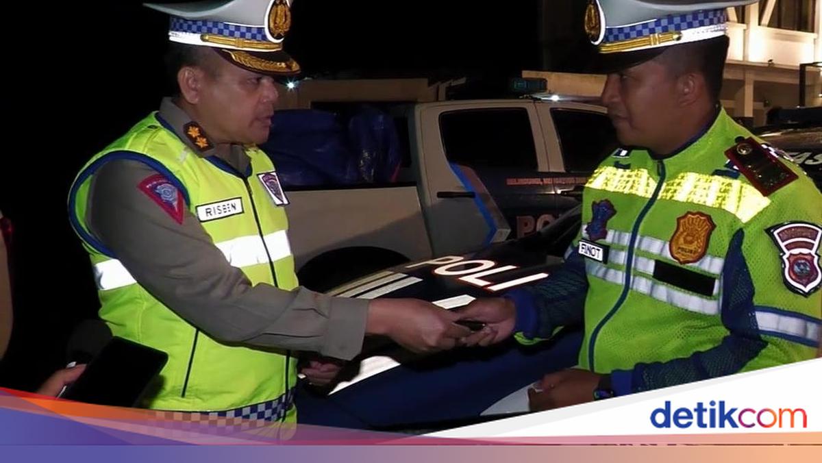 Tim Korlantas Polri Serahkan Bantuan Mobil Patroli-Sembako di Padang Panjang-Solok