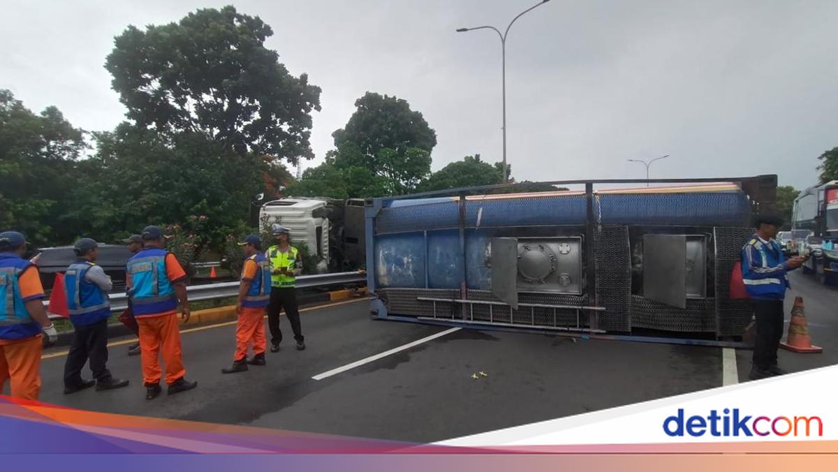 Truk Muatan Minyak Goreng Terguling di Tol Cikunir, Lalin Sempat Macet