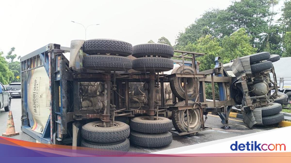 Lalin di Tol Cikunir Macet 3 Kilometer Imbas Truk Terguling