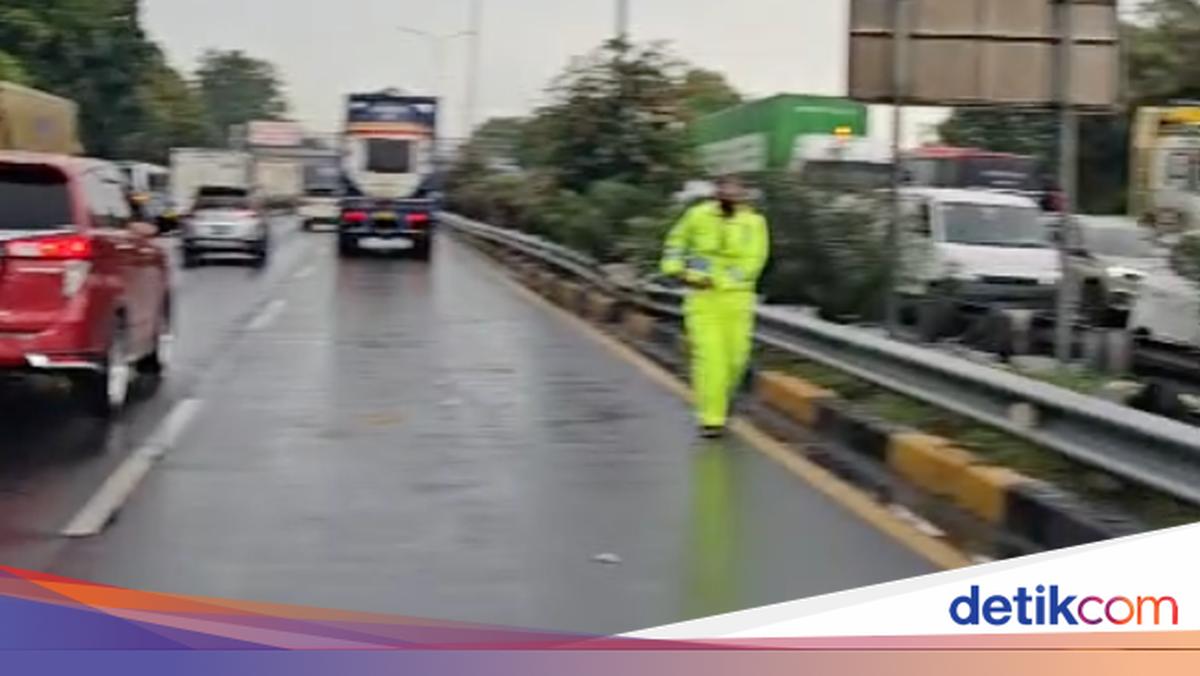 Evakuasi Truk Terguling di Cikunir Selesai Usai 4 Jam, Lalin Normal Lagi