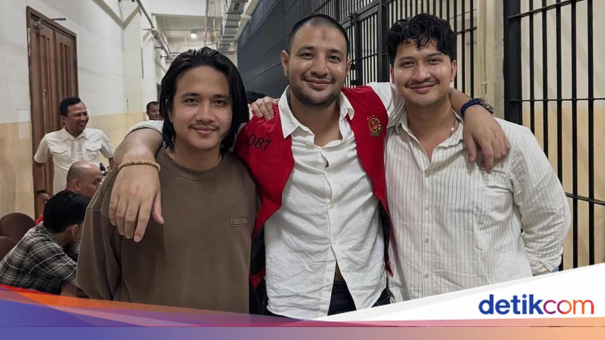 Saudara Selamanya, Ammar Zoni Tersenyum Dalam Rangkulan Dua Adik
