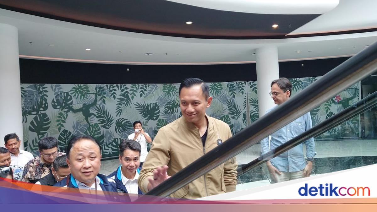 AHY Tinjau Pelabuhan Merak Jelang Libur Nataru, Minta Antisipasi Cuaca Buruk