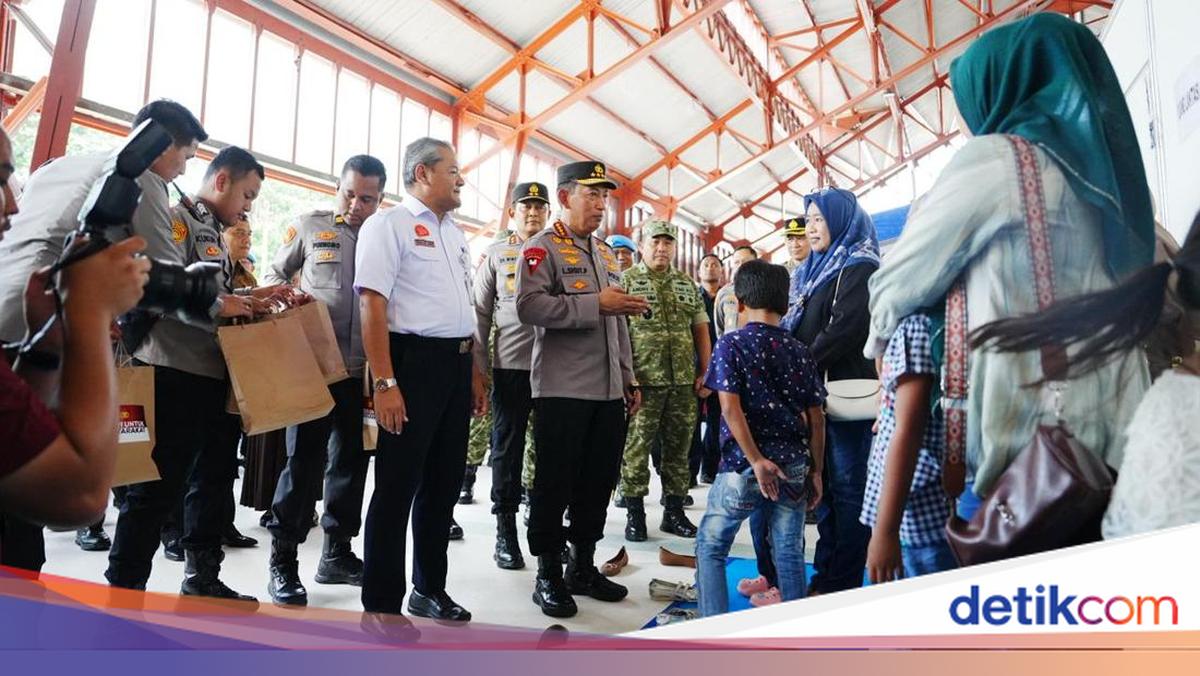 Kapolri Cek Kesiapan Nataru di Stasiun Tawang, Sapa Pemudik-Bagi Bingkisan