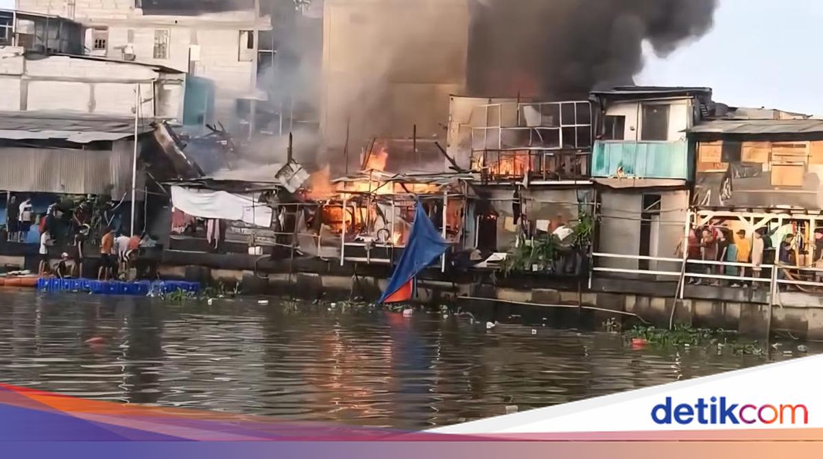 14 Rumah Terbakar di Kapuk Muara Jakut, Kerugian Ditaksir Rp 900 Juta