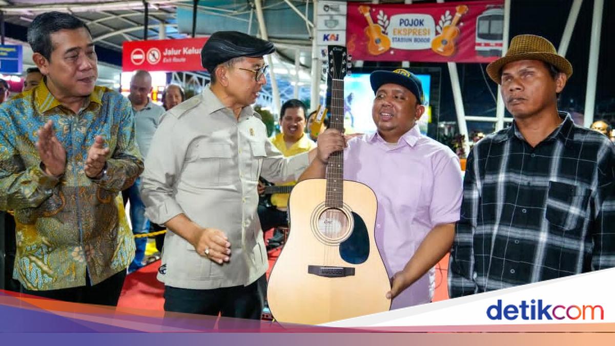 Kemenbud Serahkan Bantuan Alat Musik buat Musisi Jalanan di Bogor