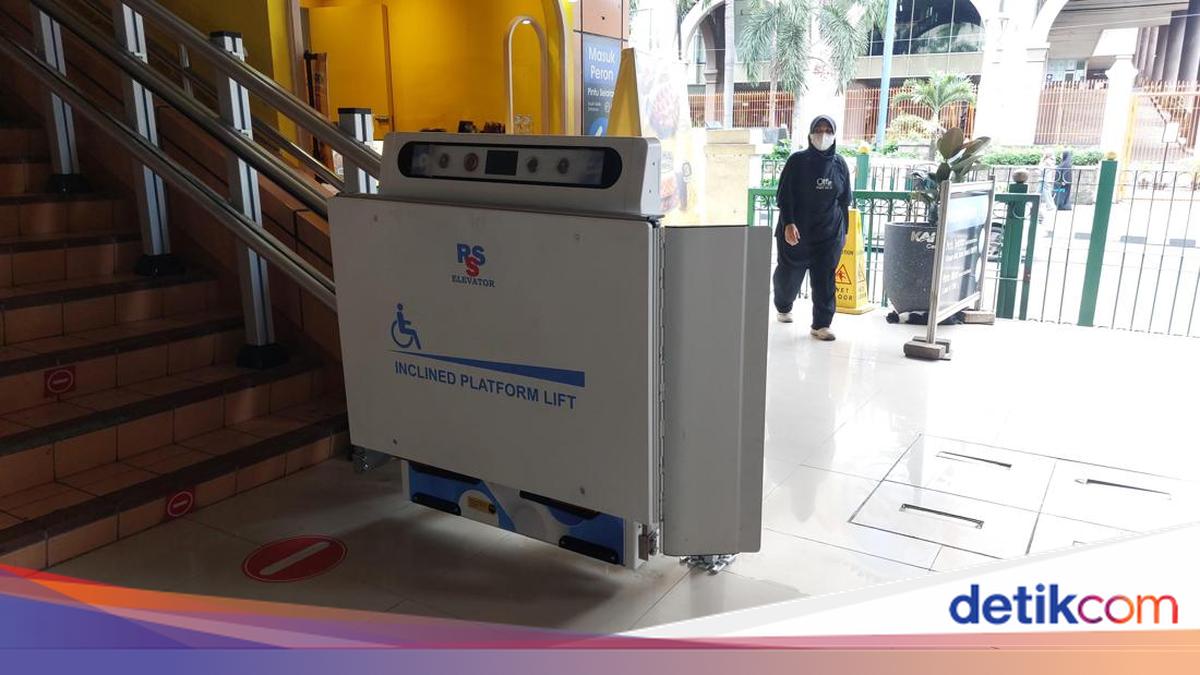 Stasiun Cikini Dipasangi Lift Tangga bagi Disabilitas, Perdana di Stasiun KAI