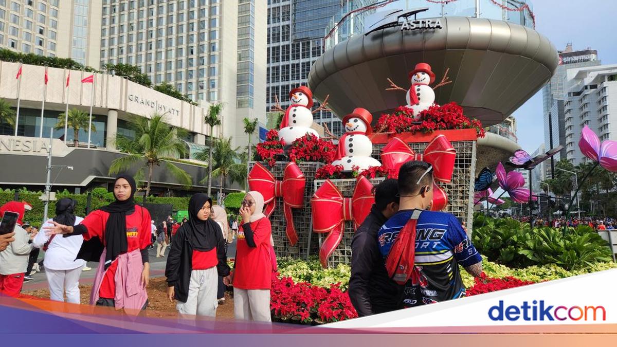 Ornamen Jelang Nataru Terpasang di HI, Warga Antusias Abadikan Momen