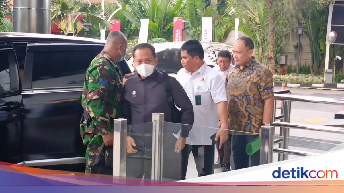 Serahkan Diri ke KPK, Kasi Datun Kejari HSU Bantah Tabrak Petugas Saat OTT