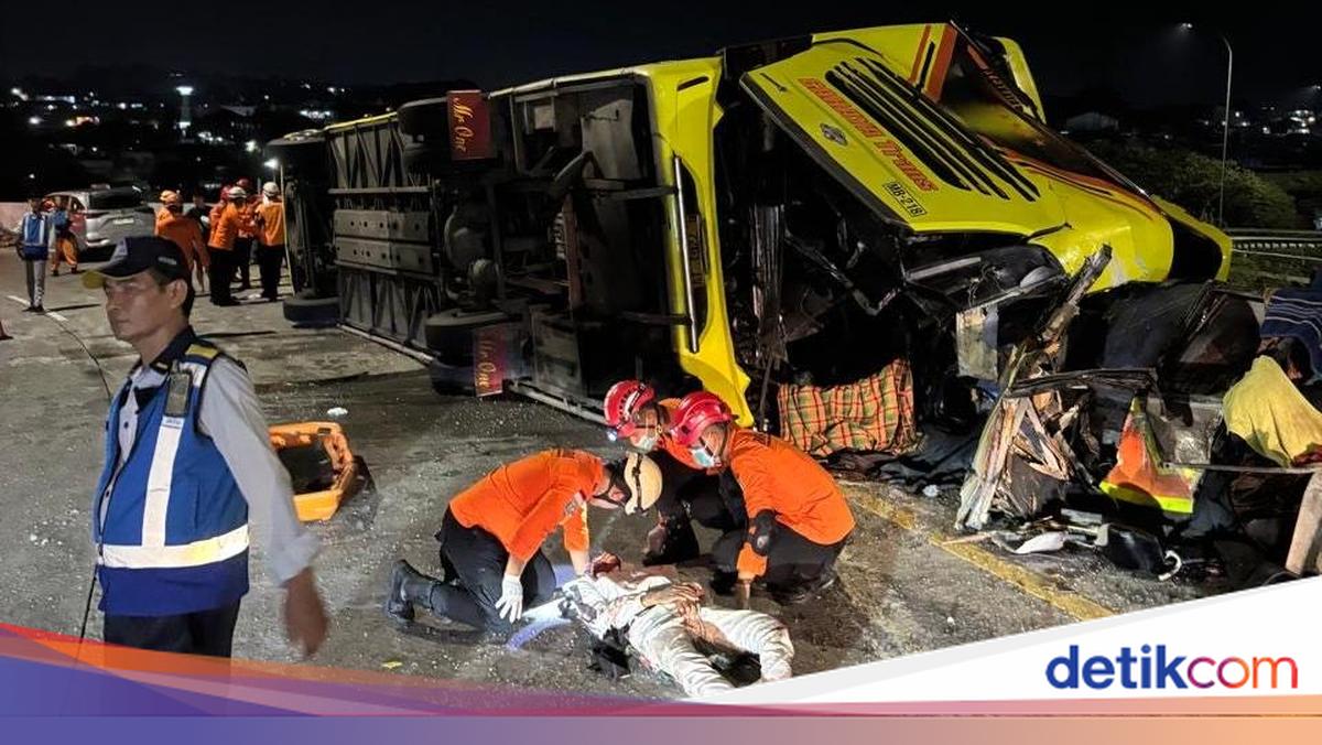 Bus Terguling di Tol Krapyak Semarang, Evakuasi Korban Terjepit Berjam-jam