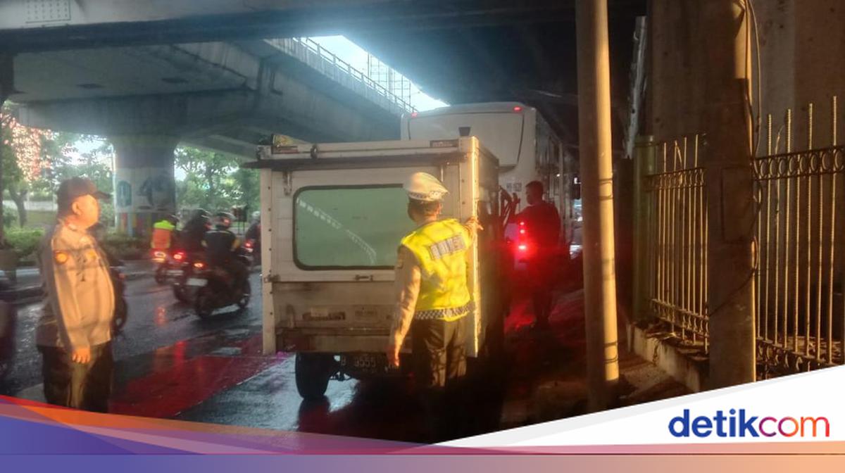 Kecelakaan Mobil Boks Vs Bus TransJ di Jakpus, Sopir Luka