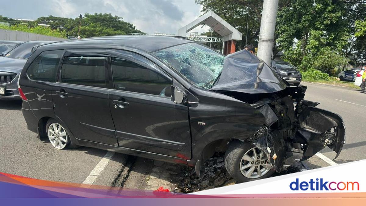 Mobil Ringsek Usai Tabrak Tiang Lampu di Soetta, 2 Orang Luka