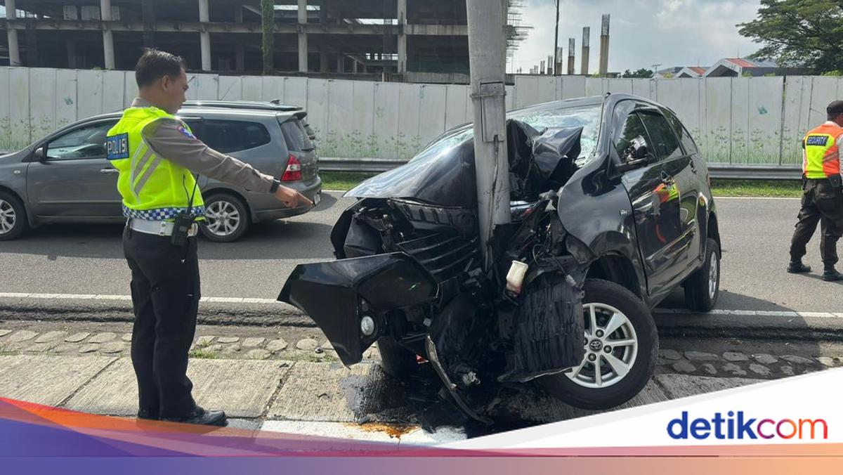 Detik-detik Mobil Tabrak Tiang Lampu di Soetta hingga Ringsek-2 Orang Luka