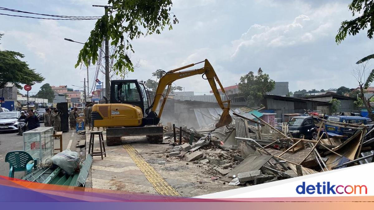 38 Bangunan Liar Sepanjang Jalan Akses UI Depok Dibongkar
