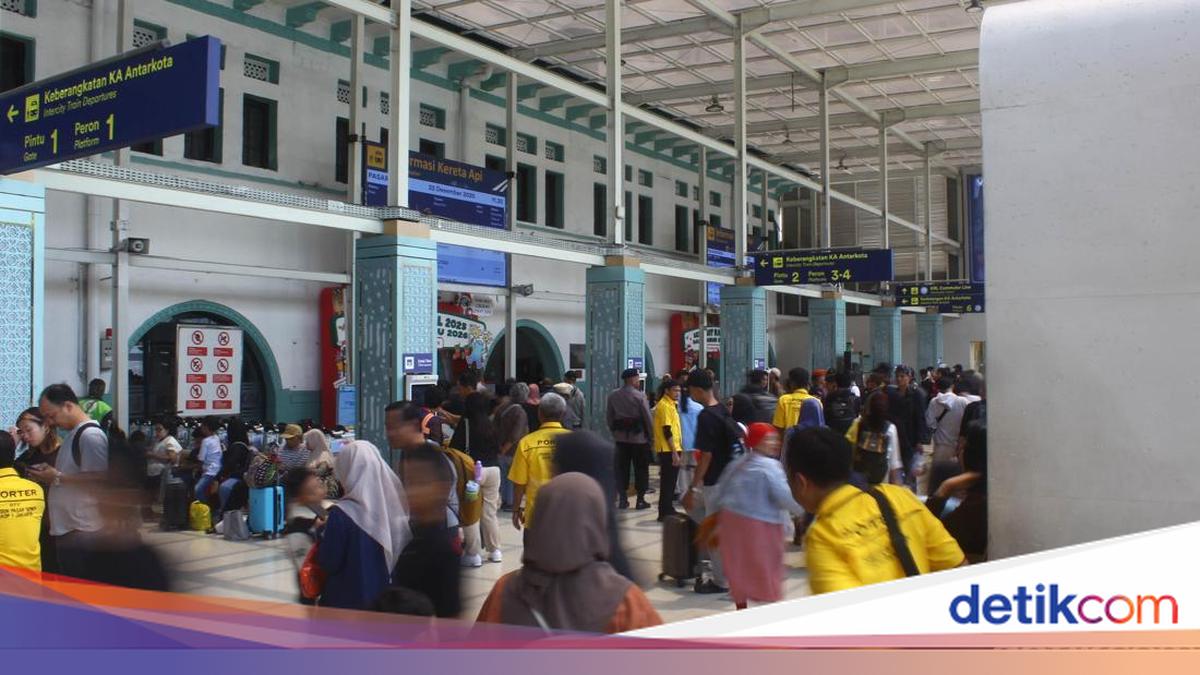 PT KAI imbau penumpang datang lebih awal ke stasiun selama libur Nataru 2025/2026. Hujan dan kepadatan lalu lintas dapat menyebabkan keterlambatan.
