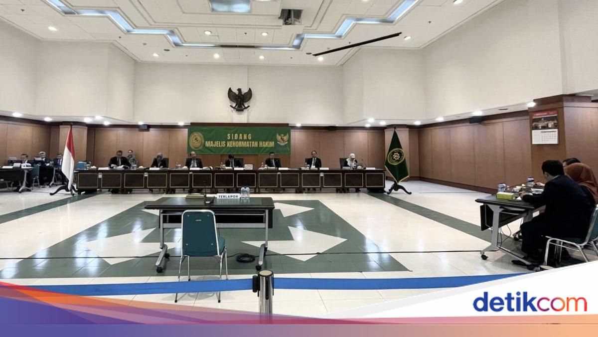 Terbukti Selingkuh dengan Anggota Ormas, Hakim PN Batam Dipecat