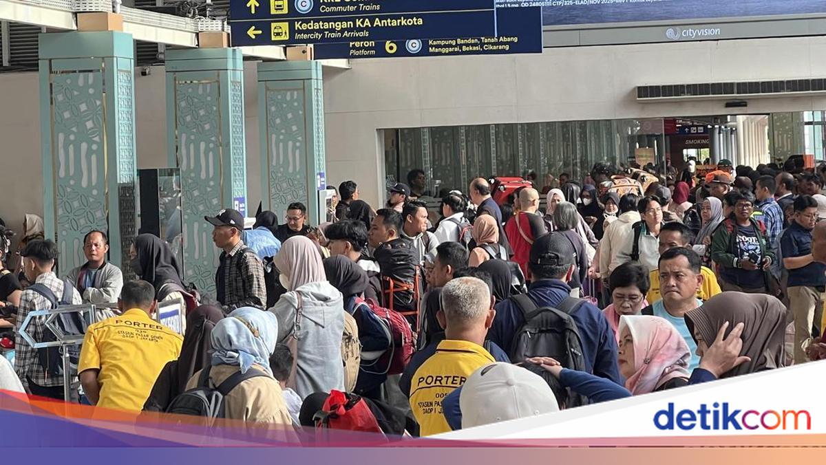 Cerita Pekerja Naik Kereta Mudik Nataru Lebih Awal demi Hindari Kepadatan