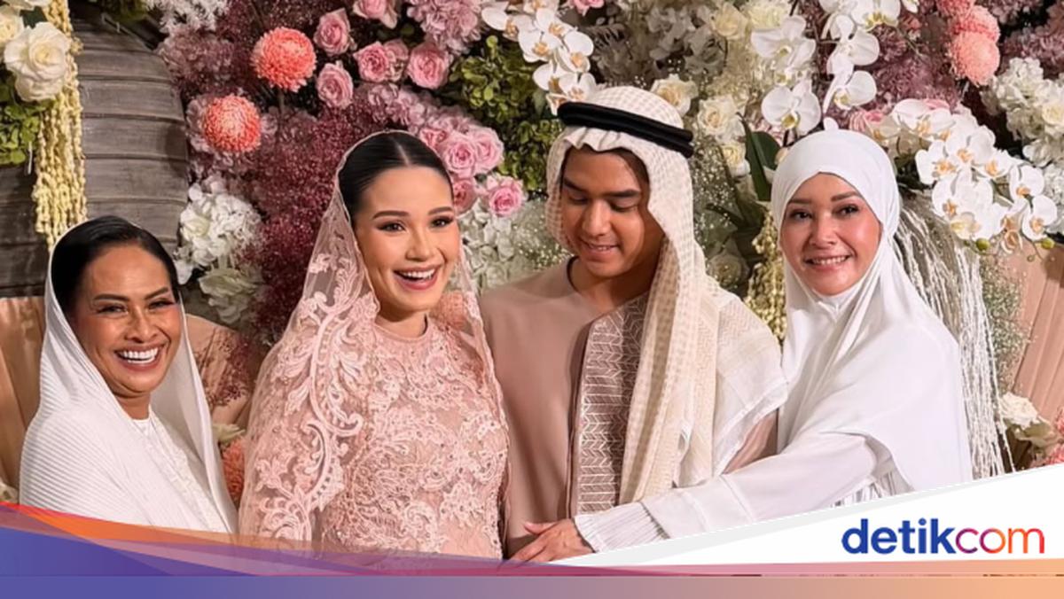 Momen pengajian kehamilan Alyssa Daguise dihadiri Risa Dewi, Maia Estianty, dan Mulan Jameela. Mereka tampil anggun dalam busana putih yang berbeda.