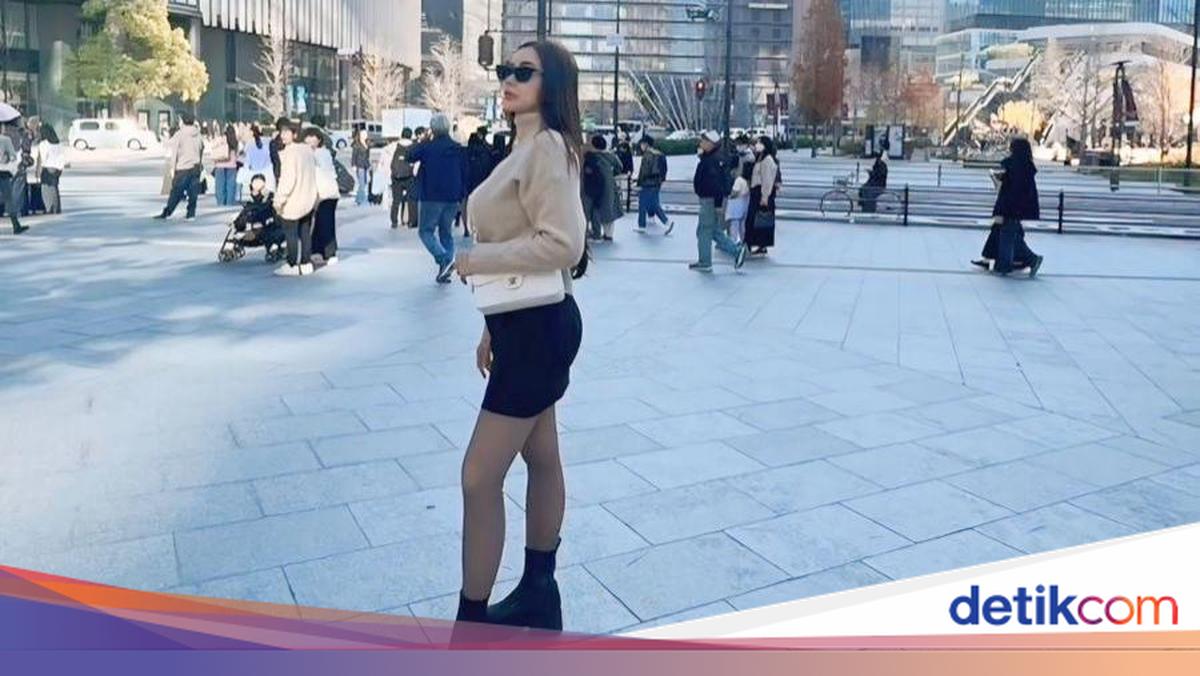 Aura Kasih bertolak ke luar negeri untuk nikmati liburan akhir tahun. Intip outfit a la musim dinginnya.