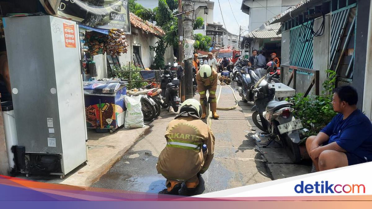 Bara Api Kembali Menyala di Petamburan Jakbar, Warga-Damkar Sigap Padamkan Api
